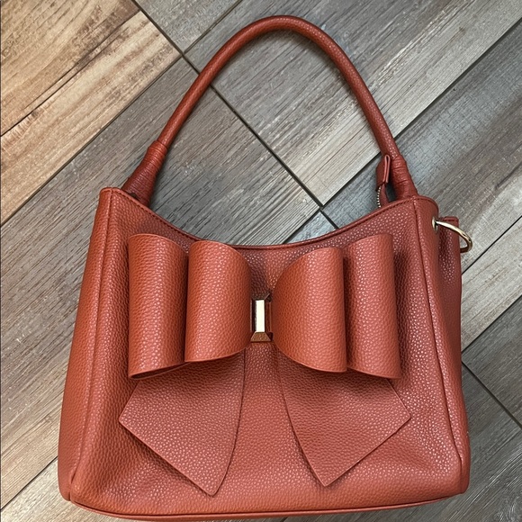 Elegant Crossi Bow Handbag (convertible crossbody strap included) - Picture 2 of 12